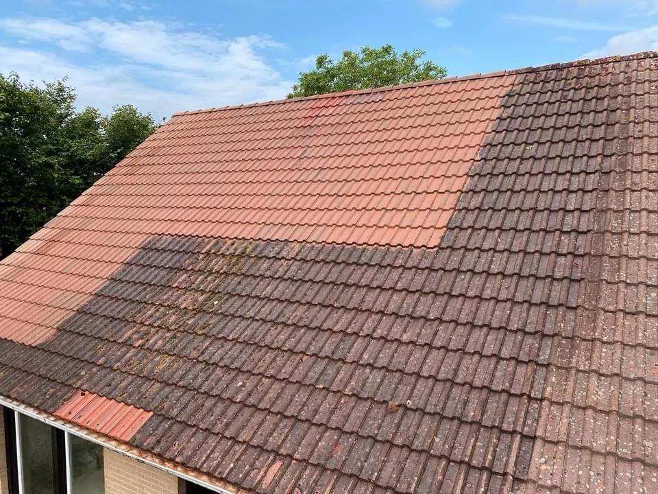 Toiture à moitié nettoyée, la limite entre les deux moitiés est nette