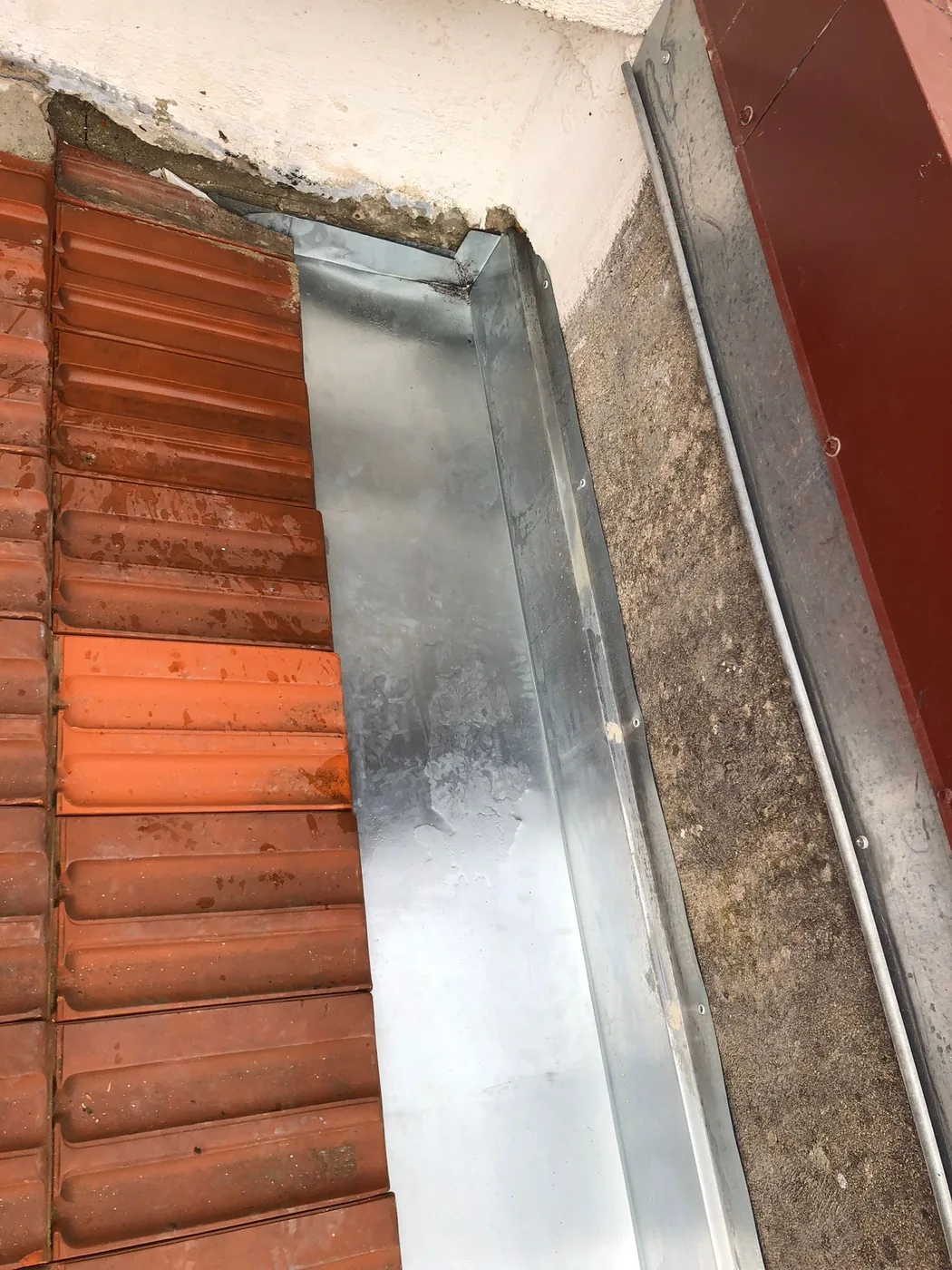Noue en zinc neuve entre deux pans de toiture