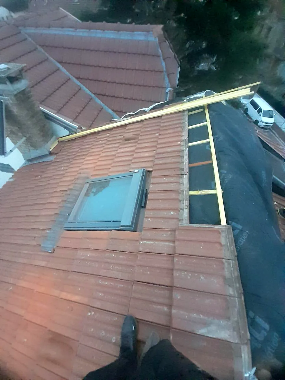 Fenêtre de toit intégrée dans une couverture neuve en tuiles