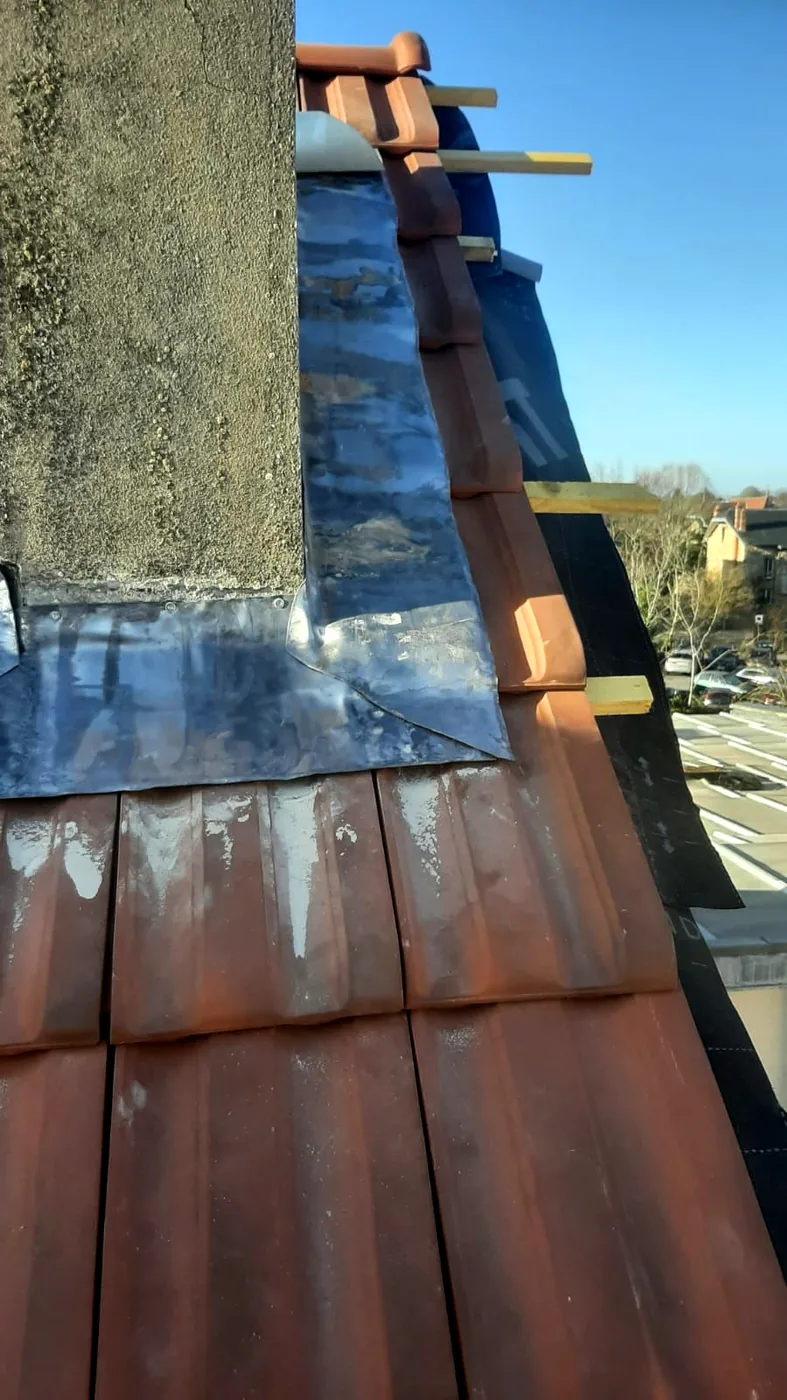 Zinguerie neuve autour d'une souche de cheminée, chantier réel